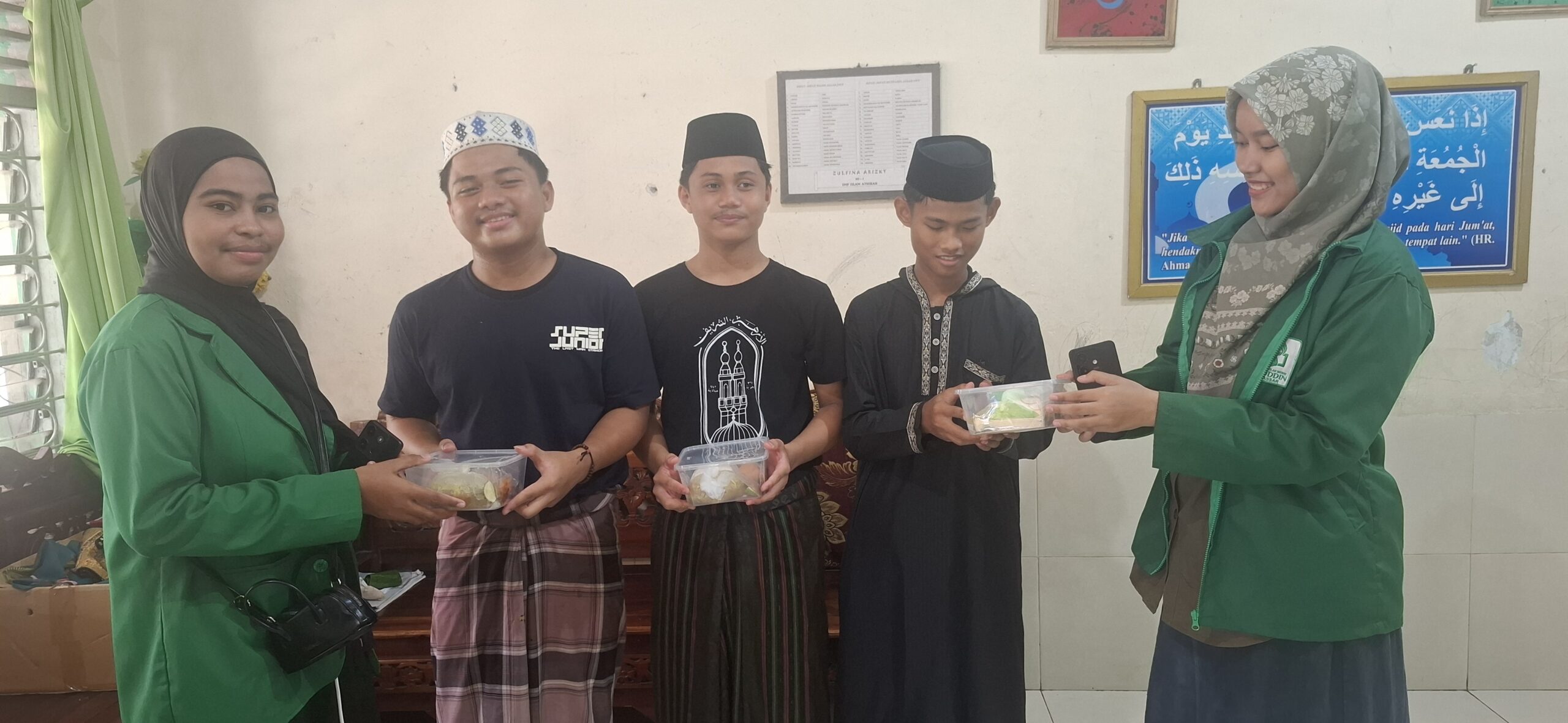 BAZNAS Makassar Salurkan 150 Menu ke Ponpes Yayasan Masjid Taqwa
