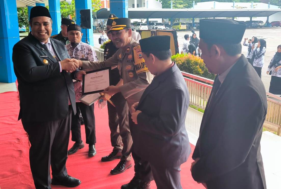 Bupati Maros Beri Penghargaan di Hari Guru