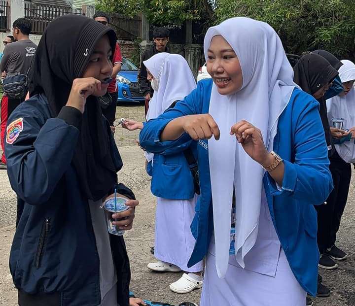 Mahasiswa Kesehatan Gigi Poltekkes Makassar Praktik Cara Sikat Gigi bagi Siswa SLB  1