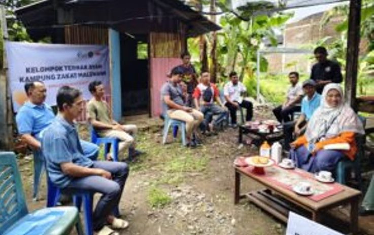 Kemenag-Rumah Zakat Salurkan 200 Bibit Ayam Kampung Super di Kampung Zakat Mallewang