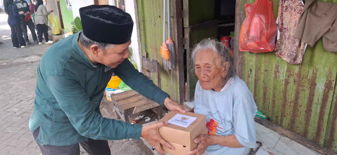 BAZNAS Makassar Salurkan 150 Paket Menu Bergizi di Sukamana Timur