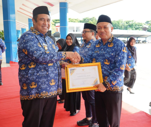 Bupati Maros Serahkan Piagam Penghargaan Kepada Kadis PMPTSP