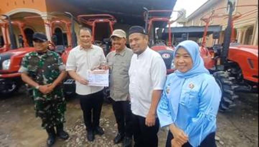 Perkuat Ketahanan Pangan, Maros Serahkan 10 Traktor Baru Kepada Petani