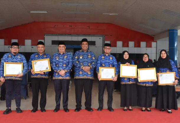 Pejabat Pemkab Maros Terima Penghargaan Bupati di HUT KORPRI ke-54