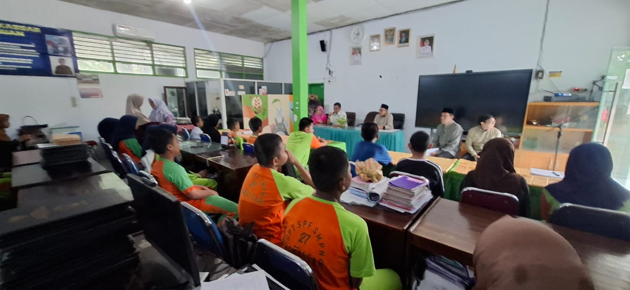 BAZNAS Makassar Serahkan Bantuan Pendidikan bagi 20 Siswa SMPN 27