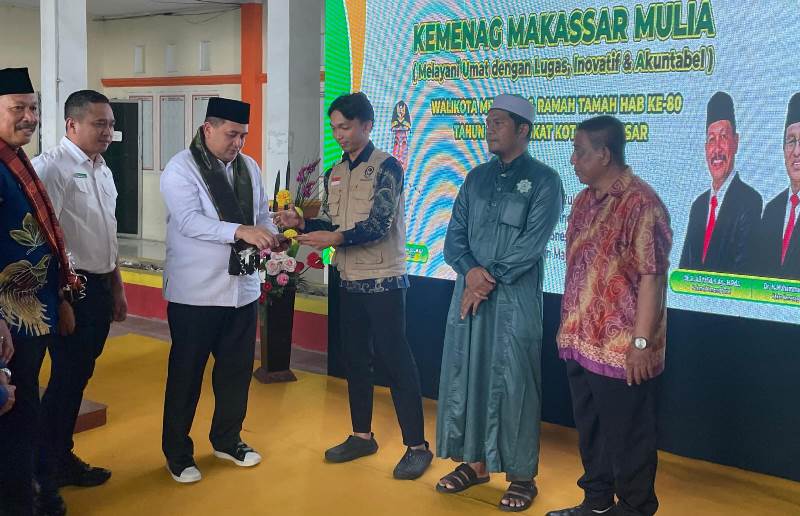 Walikota Makassar Serahkan Sertifikat Tanah Wakaf pada Ramah Tamah HAB ke-80