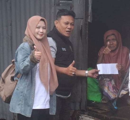 Meski Diguyur Hujan, Elang Timur Indonesia Bantu Nenek di Rappocini