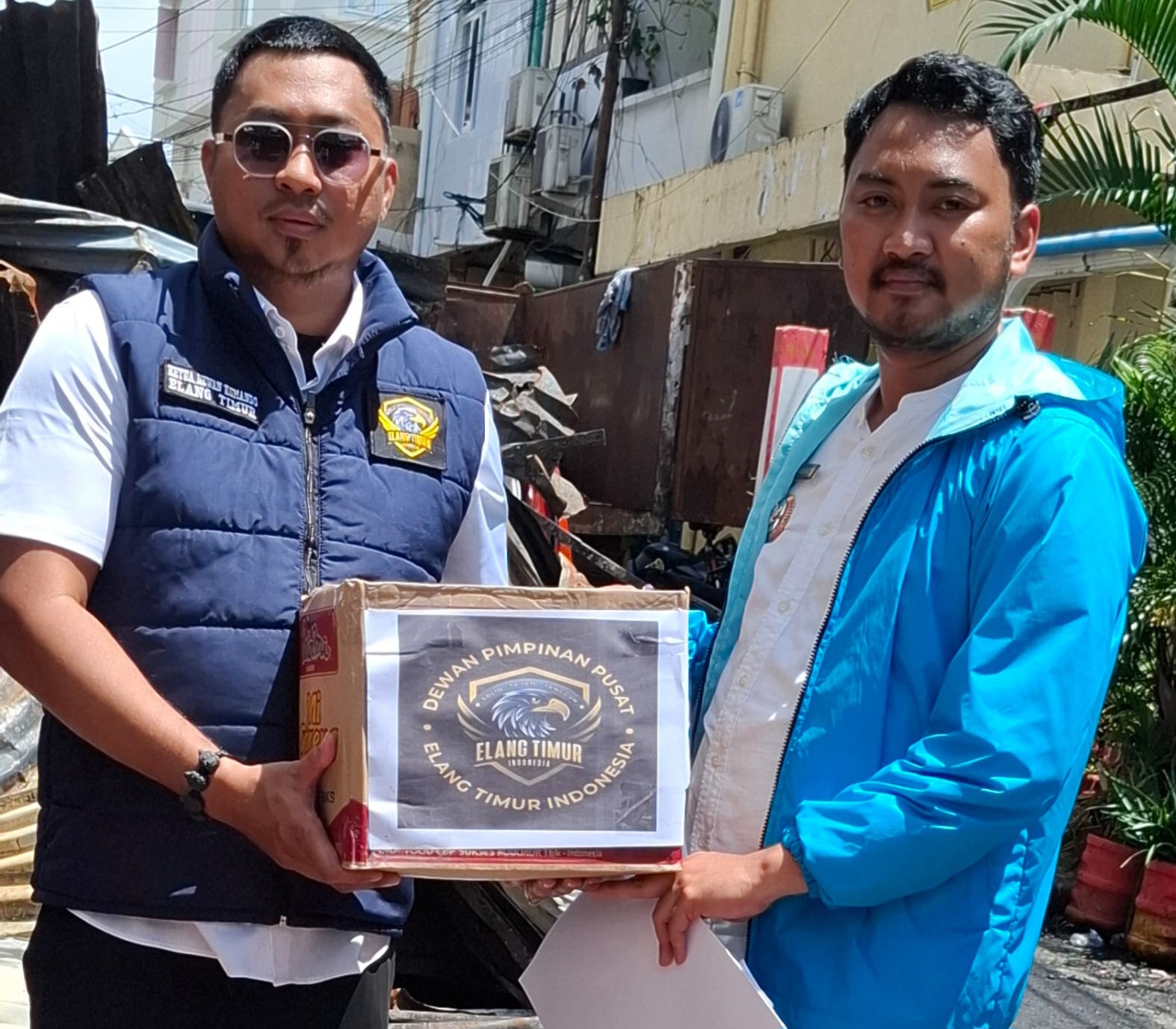 Ormas Elang Timur Serahkan Bantuan kepada Korban Kebakaran di Bulogading