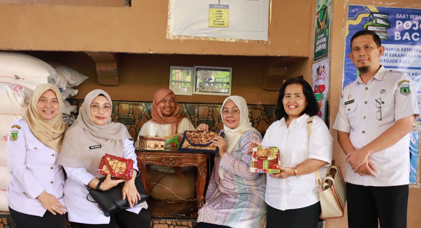 Ketua Dekranasda Tinjau Kerajinan Berbahan Pelepah Pisang