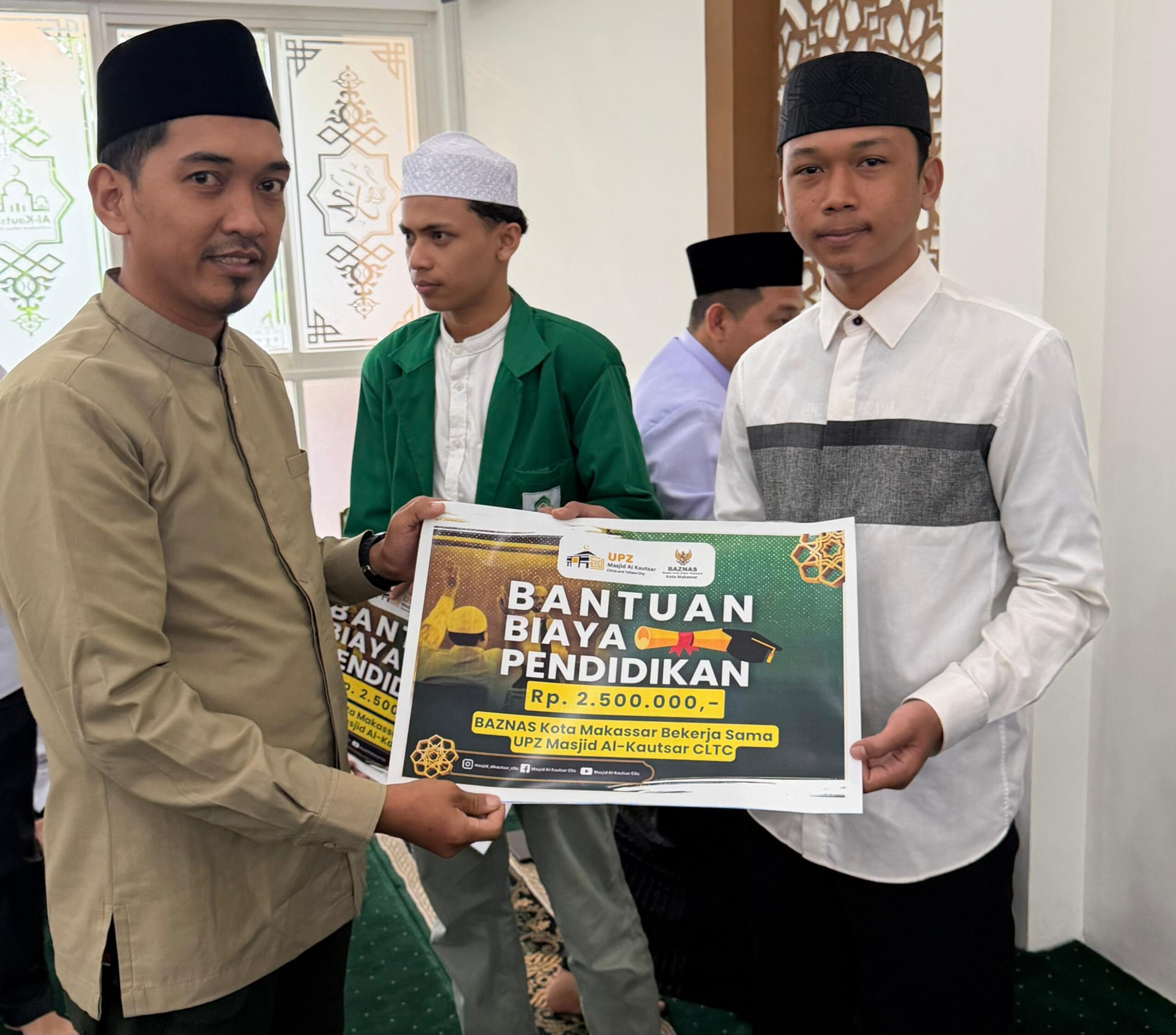 BAZNAS- UPZ Masjid Al-Kautsar Serahkan Rp75 Juta untuk Bantuan Pendidikan dan Modal Usaha