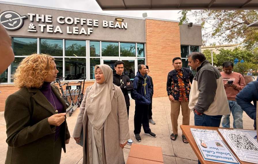 Ekspansi Jejaring Global, Mahasiswa PKUMI Aktif Diskusi Lintas Disiplin di UCR dan Makmurkan Masjid Lokal