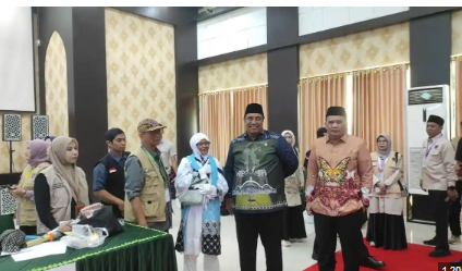 Bupati dan Wakil Bupati Maros Melepas 387 Calhaj