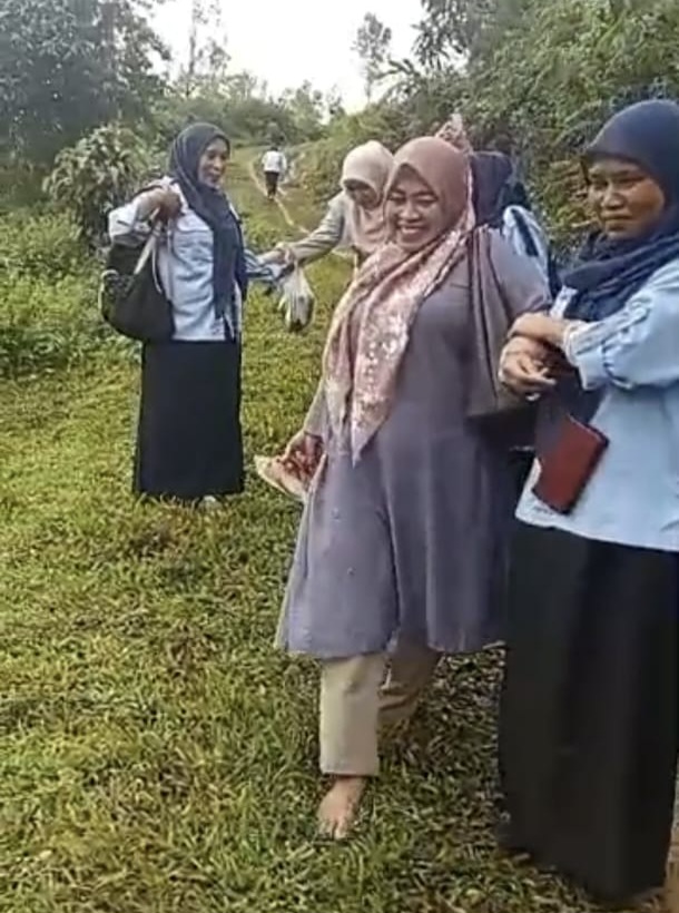 Kisah Mengharukan dari Pelosok Sinjai. Demi Ilmu, Mereka Taklukkan Tebing dan Jalanan Berbatu, Guru Honorer tak Pernah Menyerah