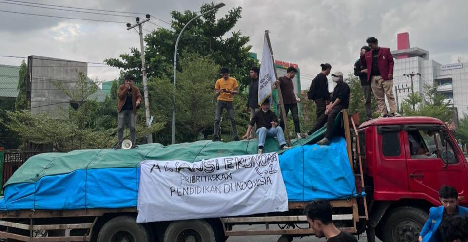 Aliansi Ekonomi Satu Gelar Aksi di Pertigaan AP Pettarani, Desak Pemerintah Prioritaskan Pendidikan