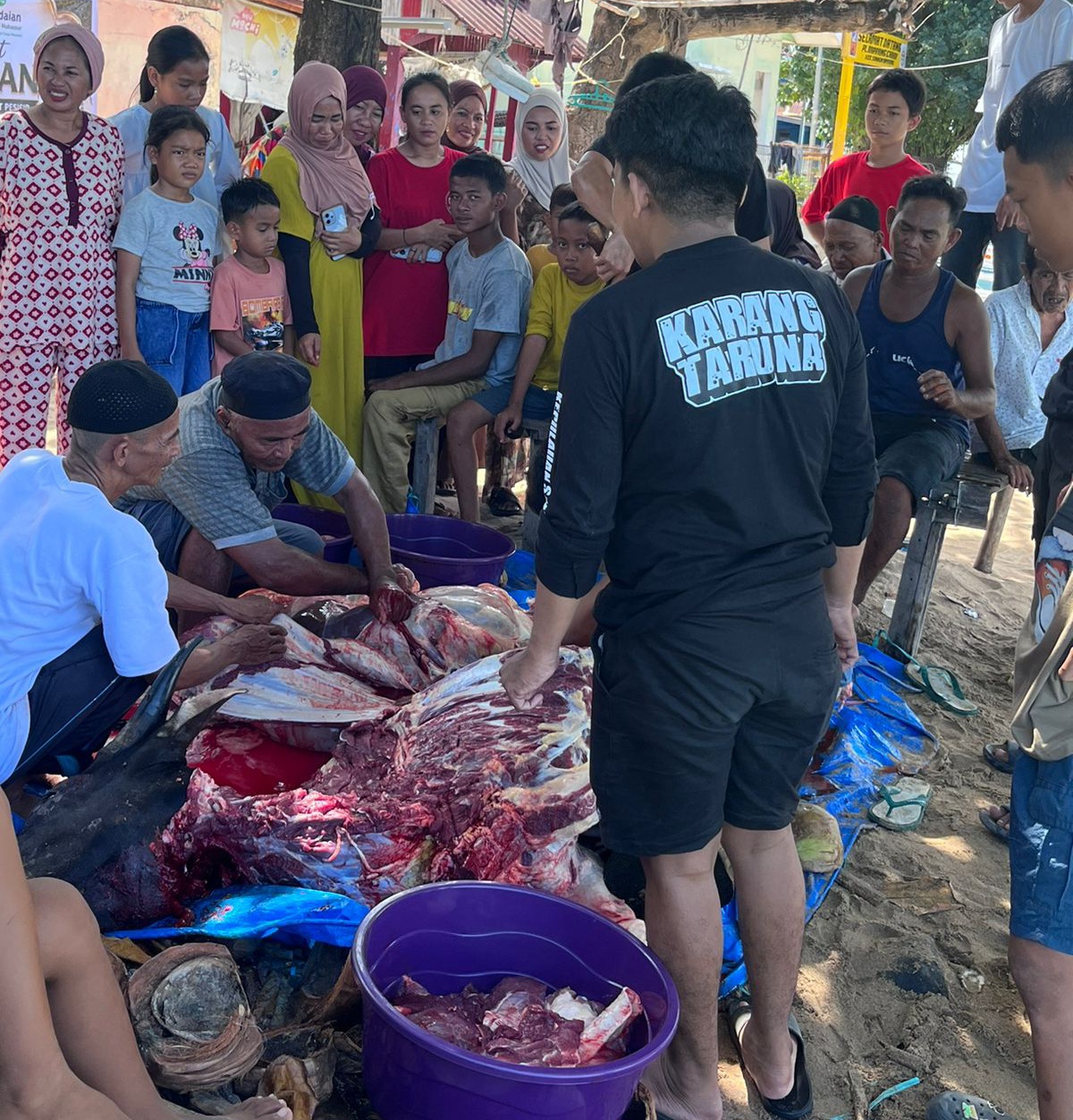 Pegadaian Kanwil VI SulselbarraMaluku Berbagi Kebahagiaan Idul Adha Bersama Masyarakat Pesisir
