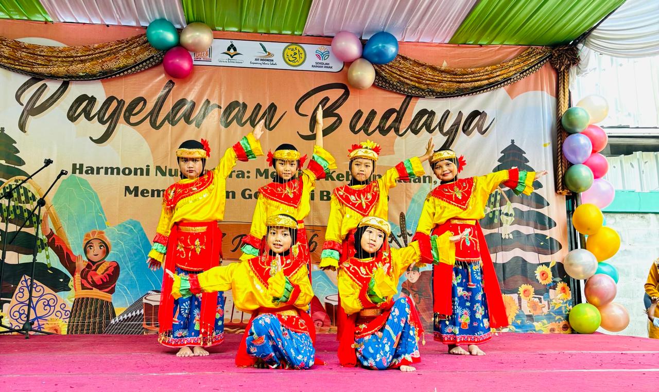 Siswa SDIT Tunjukkan Bakat dan Cinta Tanah Air melalui Pagelaran Seni Budaya