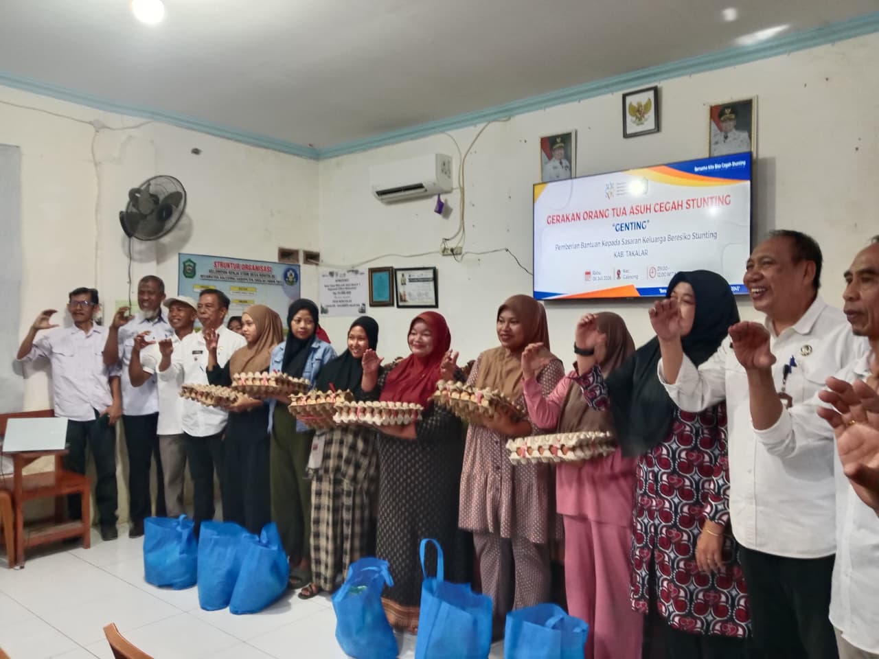 Kepala Perwakilan BKKBN Sulsel Serahkan Bantuan GENTING kepada Keluarga Resiko Stanting dan Berikan Bantuan kepada Pembinaan Penyuluh KB se Takalar