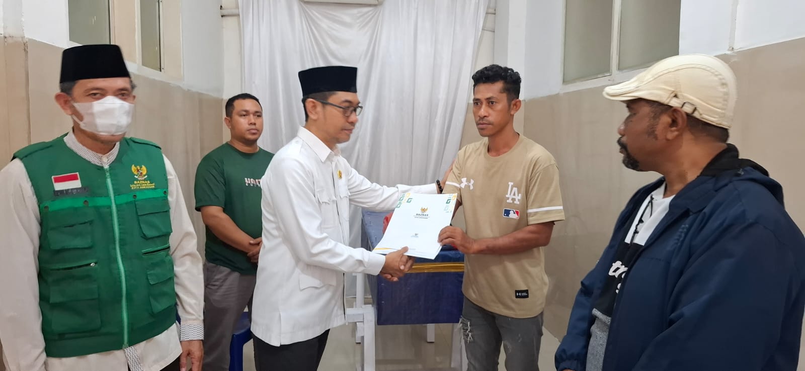 Waka 1  BAZNAS Makassar Serahkan Bantuan Biaya Pemulangan Jenazah Warga Ende