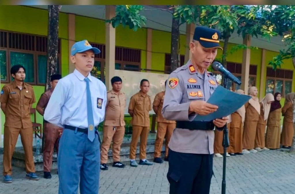 Kapolsek Galut jadi Pembina Upacara di SMKN 7 Takalar, Sampaikan Pesan Kamtibmas