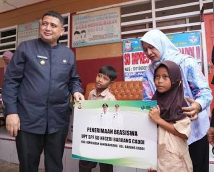 Walikota Serahkan Bantuan Pendidikan Rp2,1 Miliar di Kecamatan Sangkarang