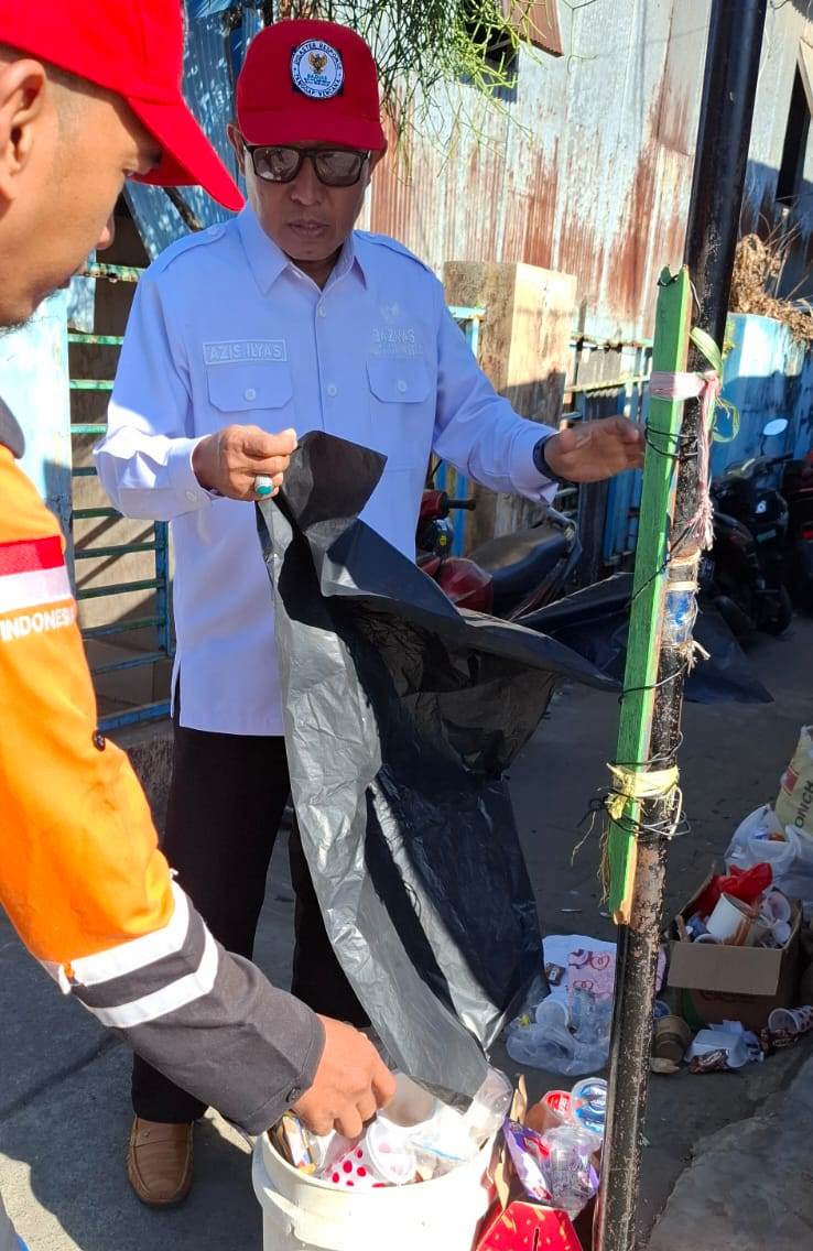 Wakil Ketua II BAZNAS Makassar Pilah Sampah di Lokasi Kebakaran Tallo