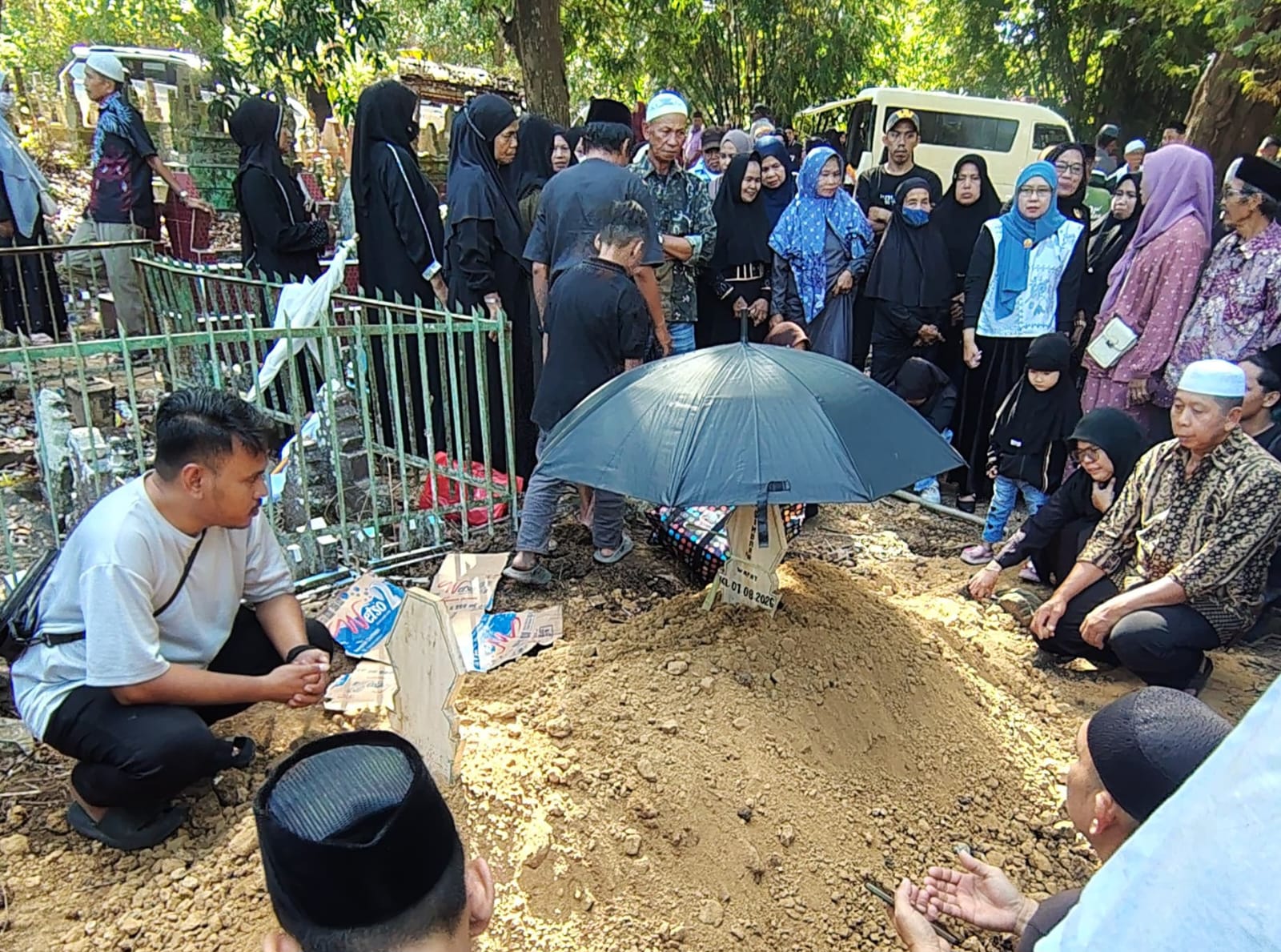 Jenazah Hj.Simbara– ibunda Wakil Ketua IV BAZNAS Makassar di Kebumikan di Calimpo Dua Boccoe Bone