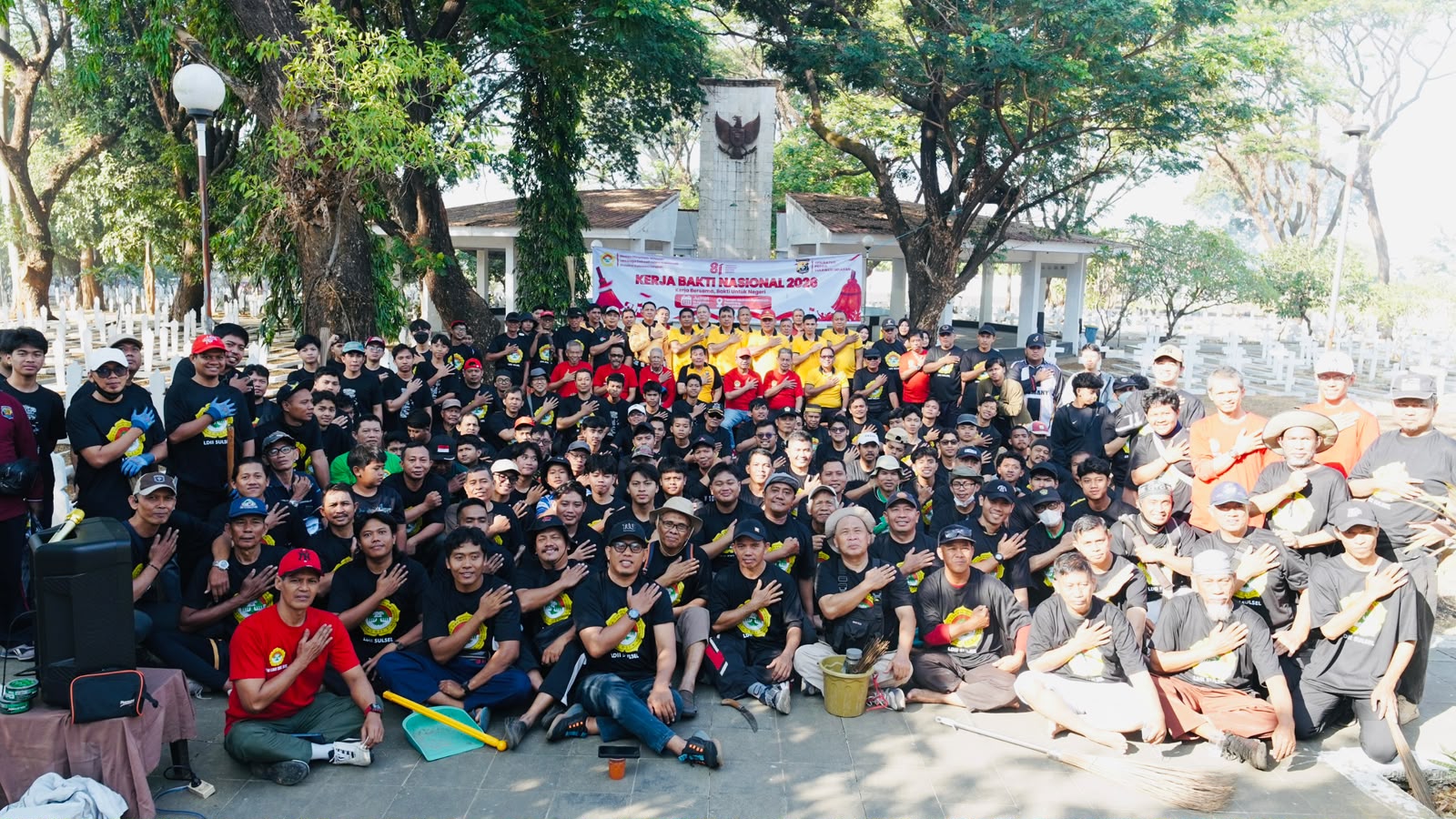 Songsong HUT RI, LDII dan SPN Batua Gelar Kerja Bakti Nasional di TMP Batua