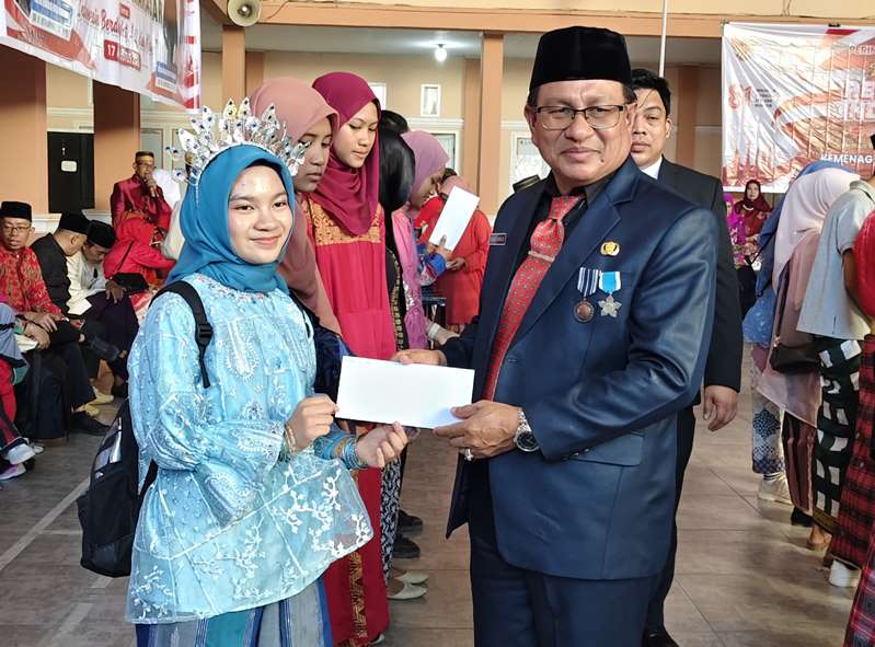 Semarak HUT ke-81 RI, Kemenag Kota Makassar Salurkan Beasiswa kepada 37 Siswa Madrasah
