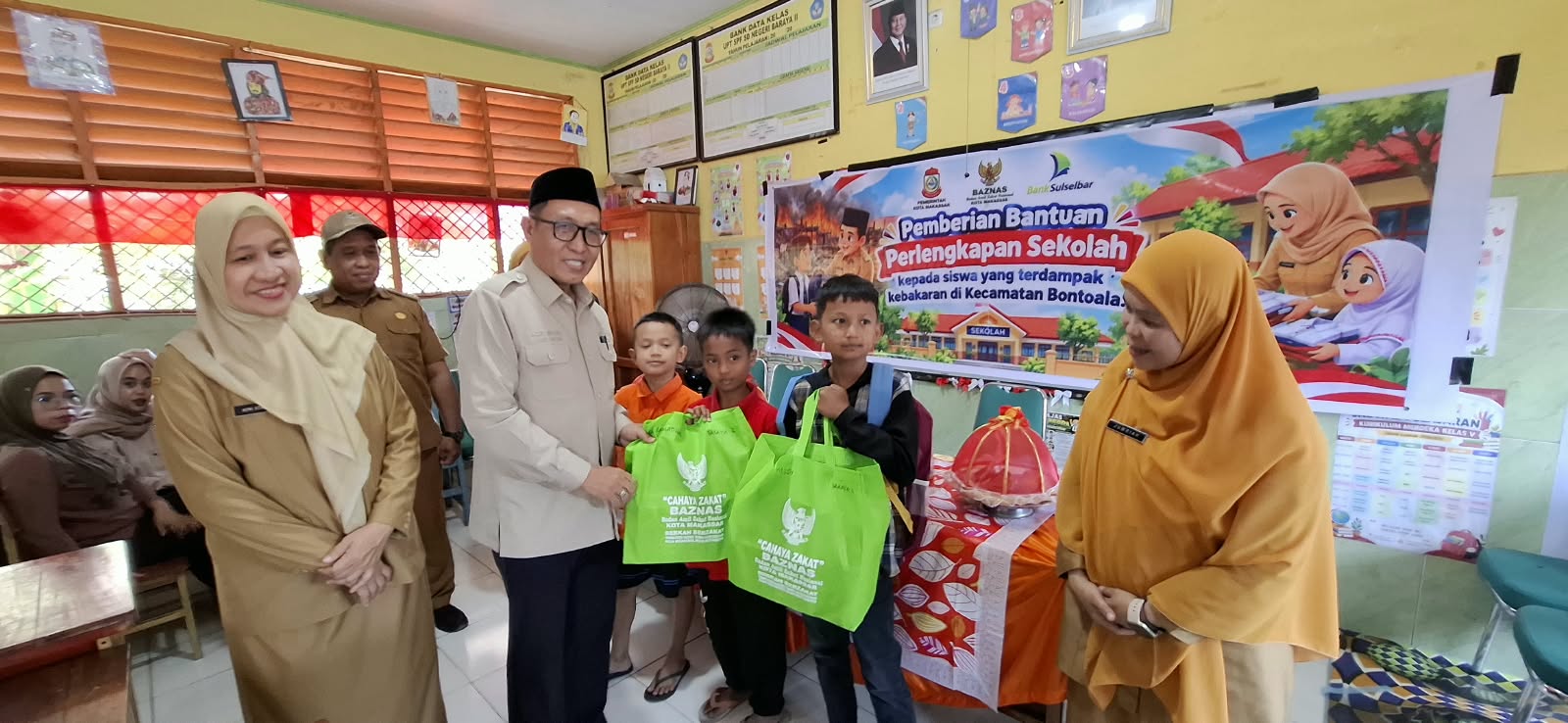 Waka II BAZNAS Serahkan Peralatan Sekolah Bagi anak anak Korban Kebakaran di SD Baraya