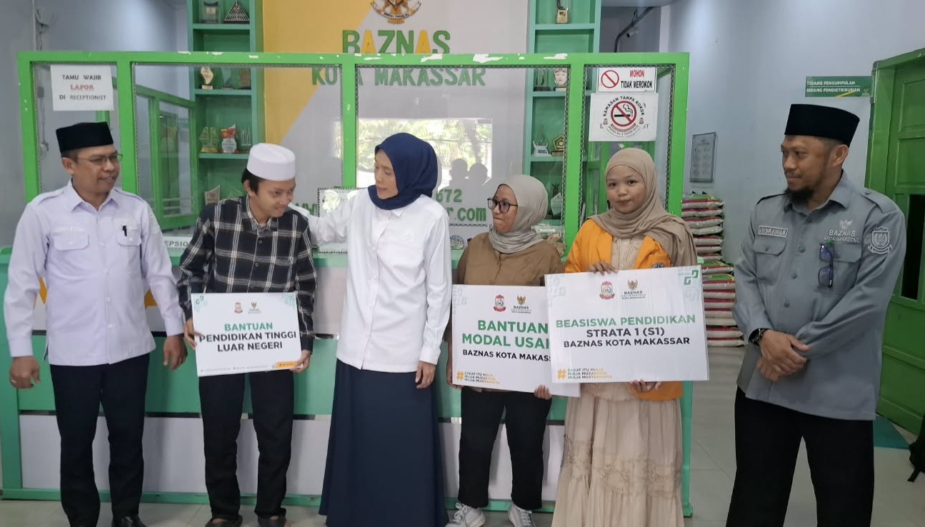 Pimpinan BAZNAS RI Serahkan Bantuan BAZNAS Makassar kepada Mahasiswa dan Pelaku UMKM