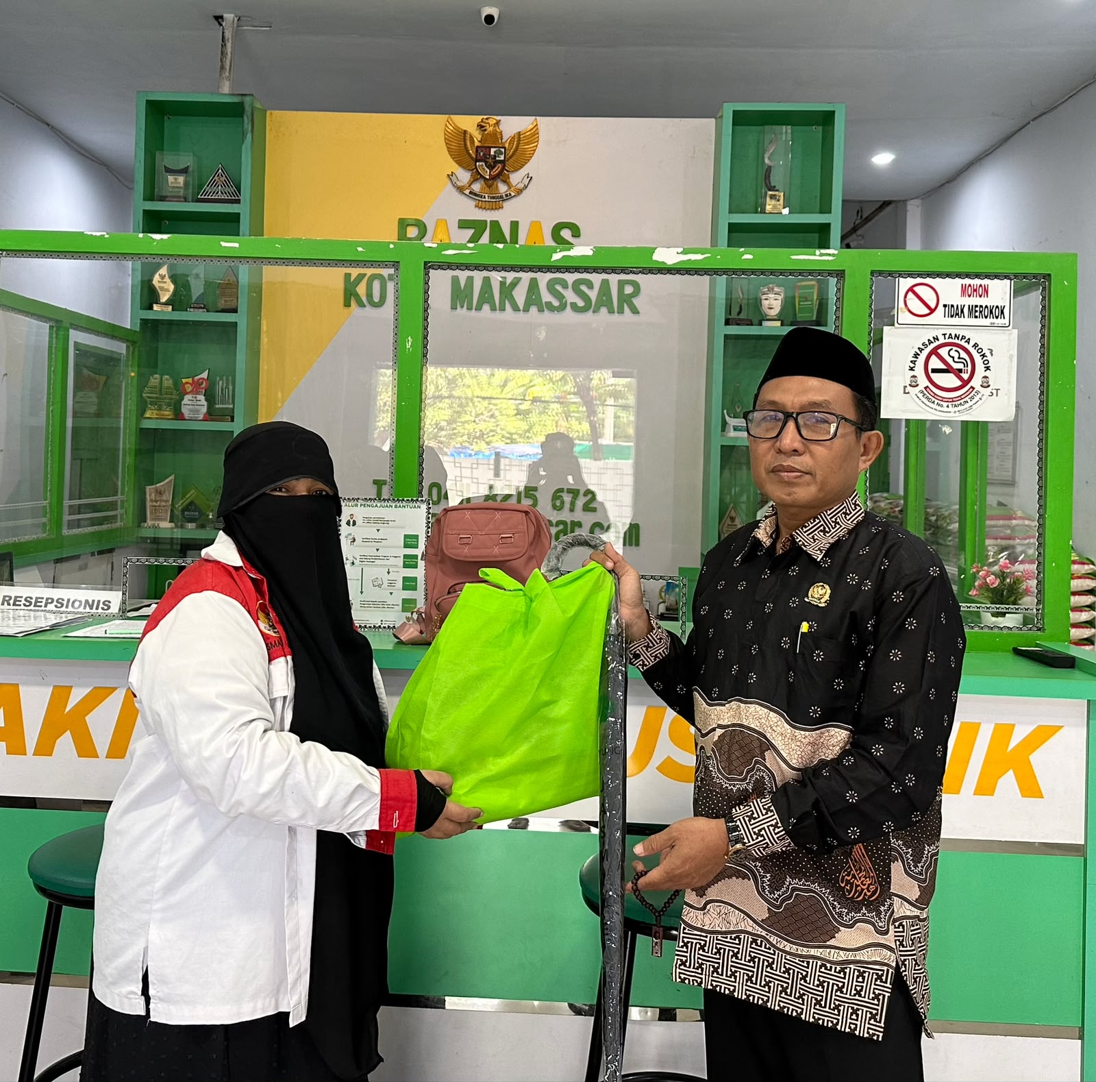 Waka II BAZNAS Makassar Serahkan Perlengkapan Jenazah bagi Kaum Dhuafa