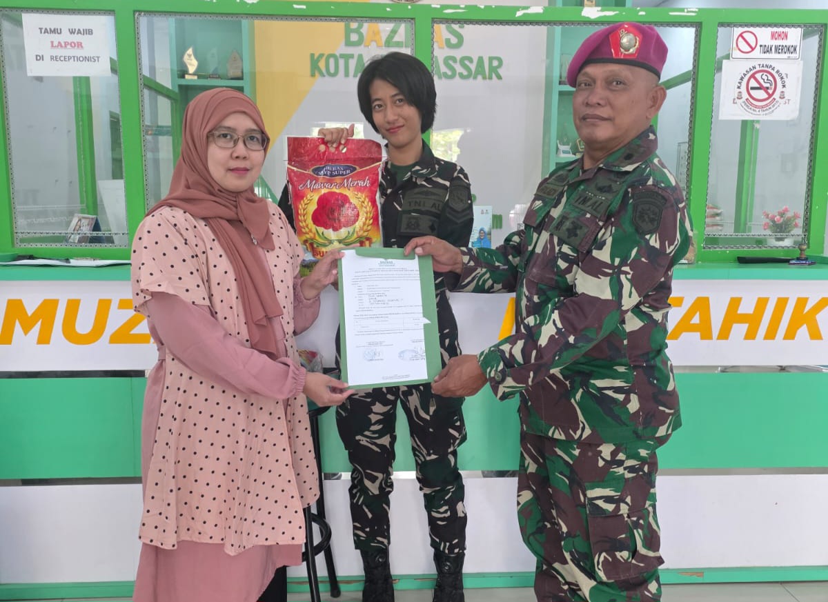 Sambut HUT TNI-AL ke-81, Kodaeral VI- Sinergi BAZNAS Serahkan 50 Karung Beras ke Mustahik