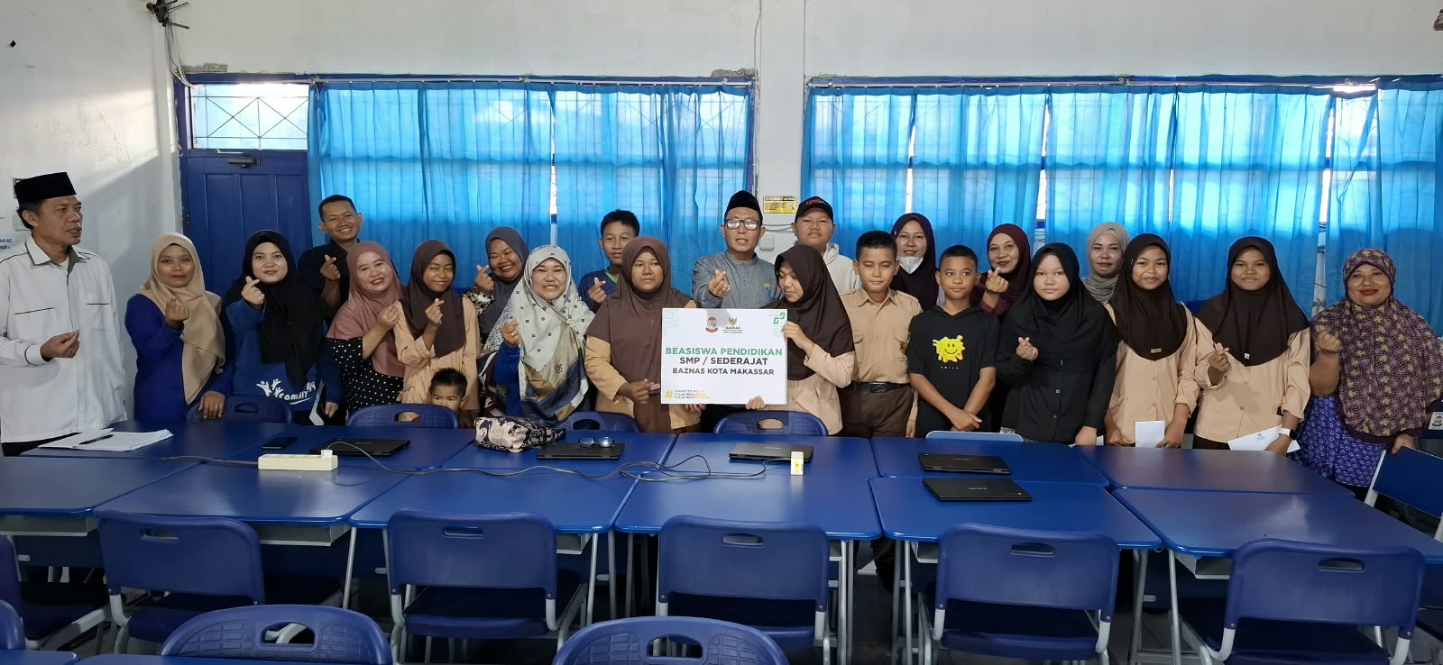 Sepuluh Siswa SMPN 49 Terima Bantuan Pendidikan BAZNAS di Jumat Berkah