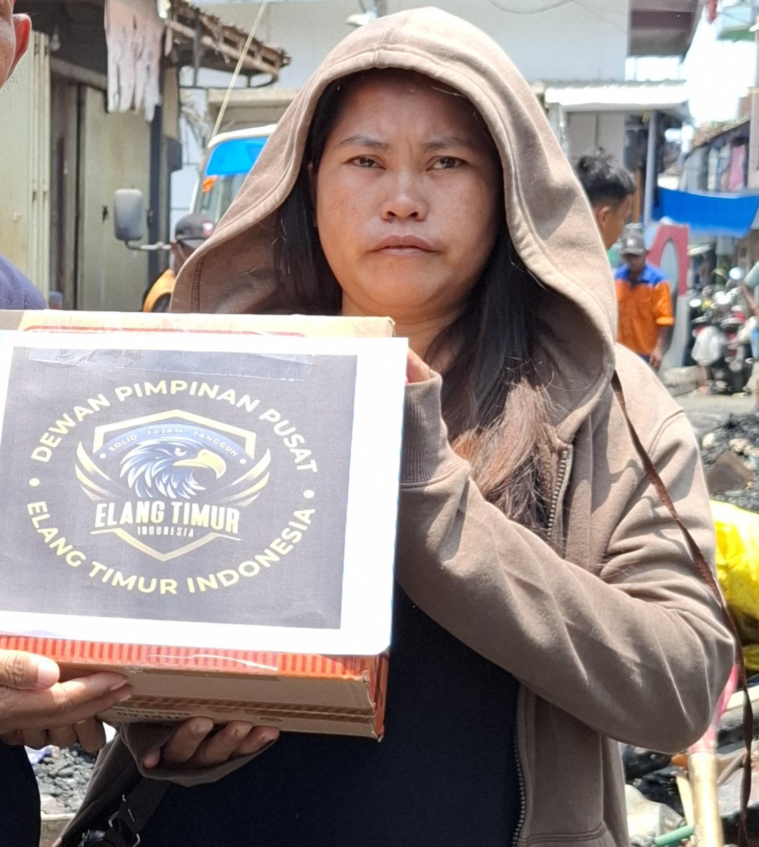 Bidang Sosial Ormas Elang Timur Indonesia Bantu Korban Kebakaran di Kelurahan Bunga Ejaya